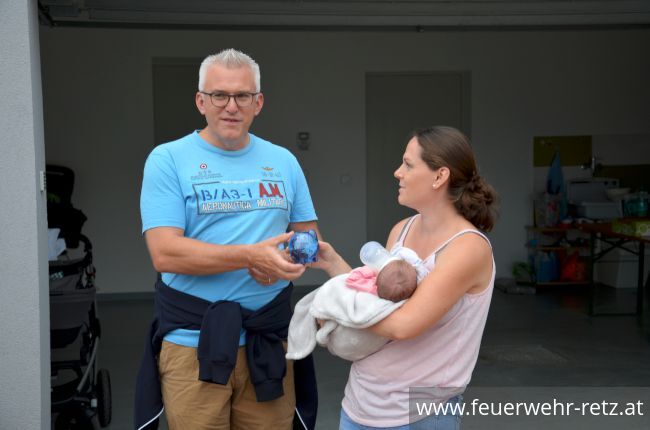 Foto 5, 05.08.2019, Storch aufstellen bei Brandmeister Markus Kiesling