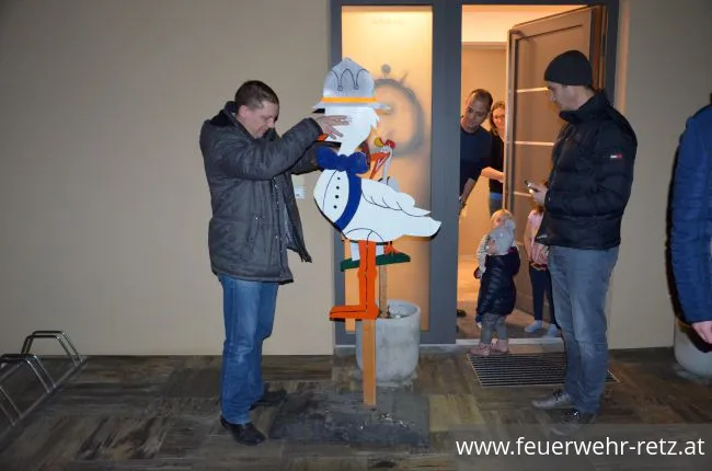 Foto 2, 17.12.2019, Storch aufstellen bei Probefeuerwehrmann Leopold Wegscheider
