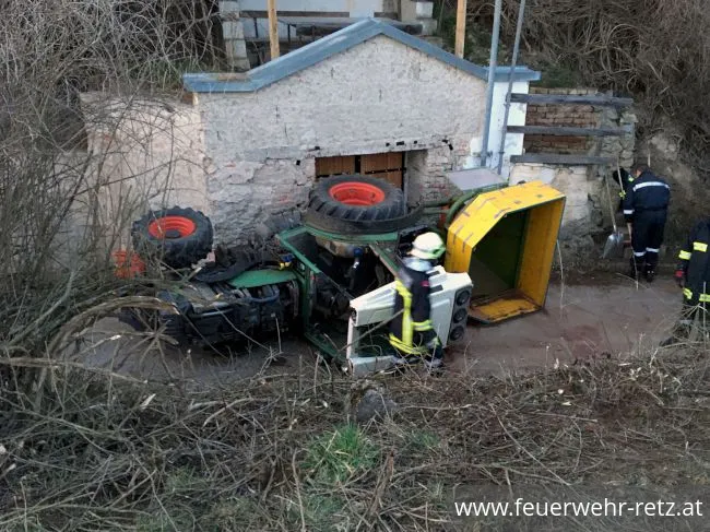 Foto 2, 15.03.2021, Technischer Einsatz - Traktorbergung Foto 2, 15.03.2021, Technischer Einsatz - Traktorbergung