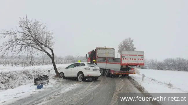 Foto 2, 26.11.2021, Technischer Einsatz - Fahrzeugbergung