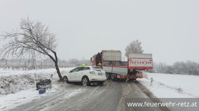 Foto 2, 26.11.2021, Technischer Einsatz - Fahrzeugbergung