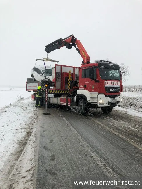 Foto 3, 26.11.2021, Technischer Einsatz - Fahrzeugbergung
