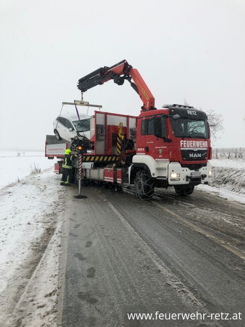 Foto 3, 26.11.2021, Technischer Einsatz - Fahrzeugbergung