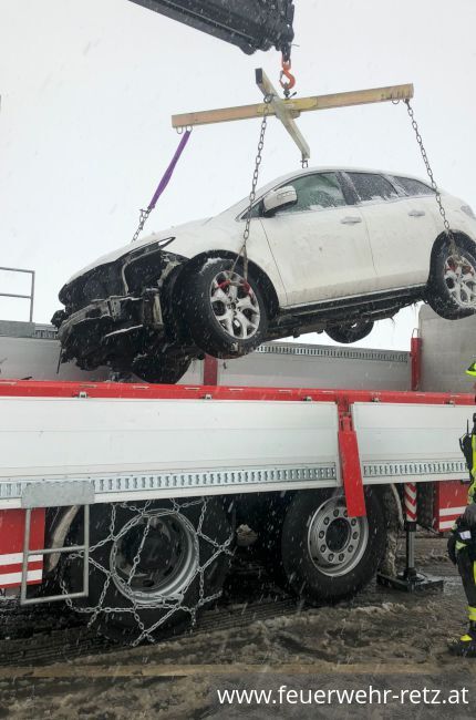 Foto 4, 26.11.2021, Technischer Einsatz - Fahrzeugbergung