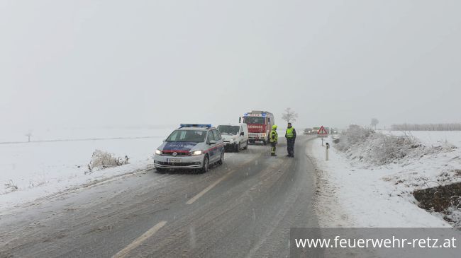 Foto 5, 26.11.2021, Technischer Einsatz - Fahrzeugbergung