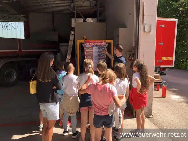 Foto 3, 07.06.2022, Volksschule zu Besuch bei der FF-Retz