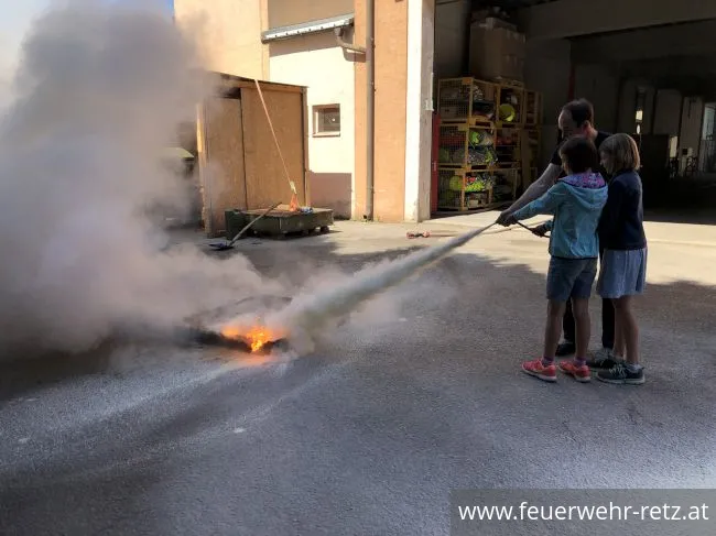 Foto 4, 07.06.2022, Volksschule zu Besuch bei der FF-Retz