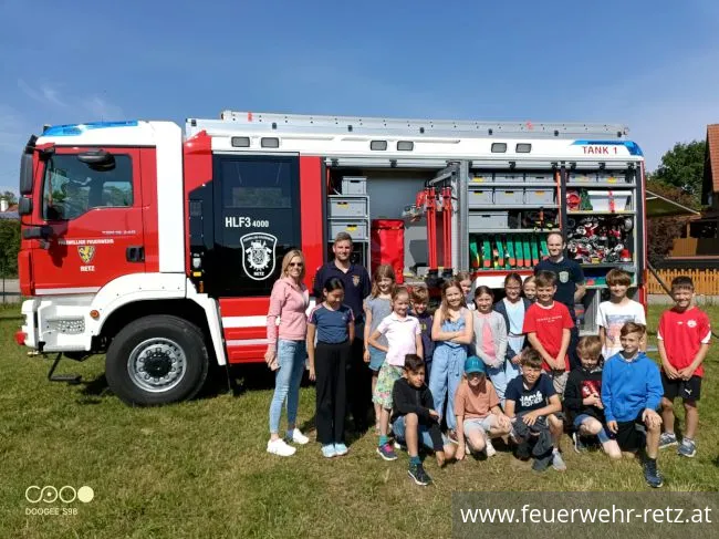 Foto 10, 07.06.2022, Volksschule zu Besuch bei der FF-Retz