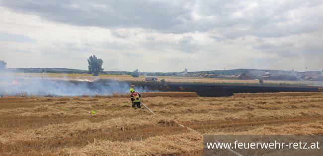 Foto 4, 23.07.2021, Brandeinsatz - Strohbrand nach Erntearbeiten Foto 4, 23.07.2021, Brandeinsatz - Strohbrand nach Erntearbeiten
