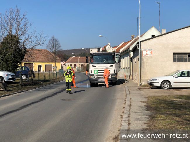 Foto 1, 15.02.2022, Einsatzreicher Tag für die Feuerwehr Retz - Hydraulikleck und Kompostbrand