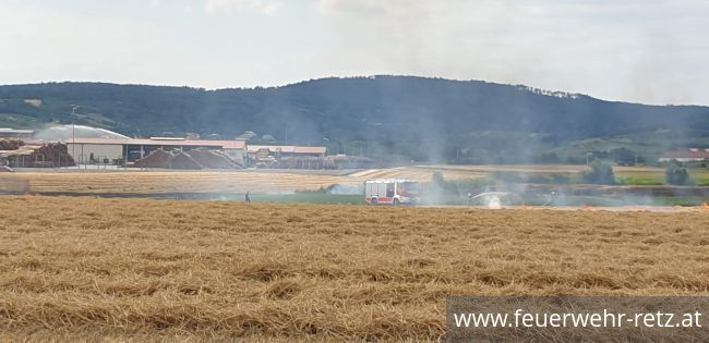 Foto 5, 23.07.2021, Brandeinsatz - Strohbrand nach Erntearbeiten Foto 5, 23.07.2021, Brandeinsatz - Strohbrand nach Erntearbeiten