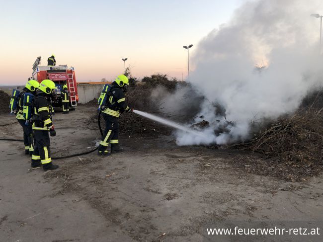 Foto 6, 15.02.2022, Einsatzreicher Tag für die Feuerwehr Retz - Hydraulikleck und Kompostbrand