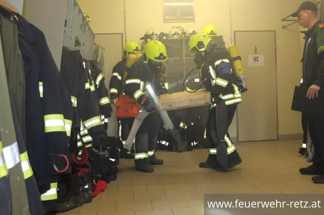 Foto 1, 16.04.2018, Ausbildungsprüfung Atemschutz - Gratulation an die FF-Kameraden