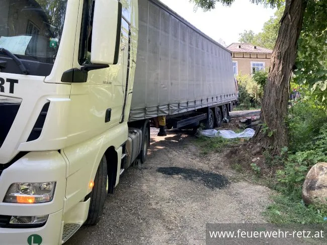 Foto 1, 10.08.2020, Technischer Einsatz - Bergung eines LKW
