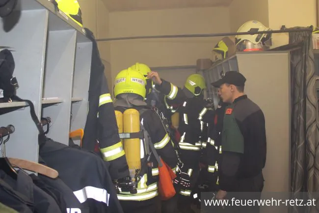 Foto 2, 16.04.2018, Ausbildungsprüfung Atemschutz - Gratulation an die FF-Kameraden