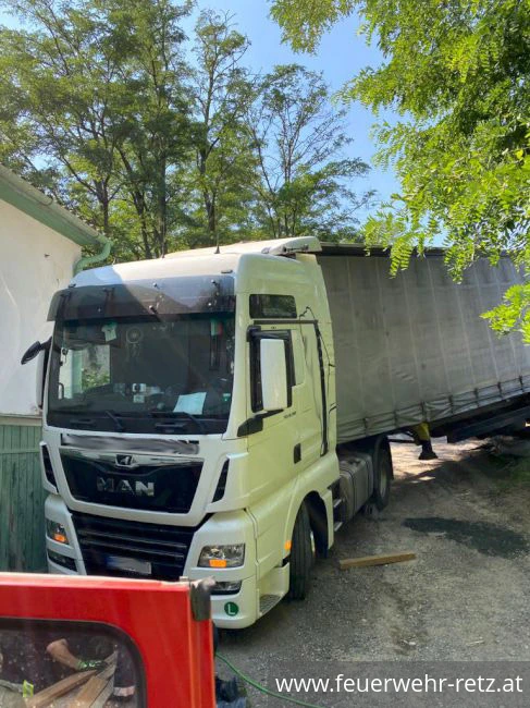 Foto 2, 10.08.2020, Technischer Einsatz - Bergung eines LKW