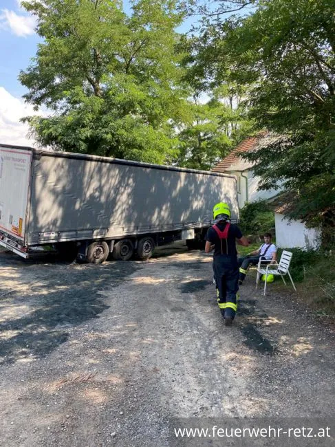 Foto 3, 10.08.2020, Technischer Einsatz - Bergung eines LKW