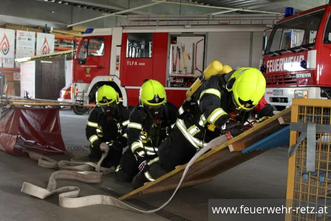 Foto 4, 16.04.2018, Ausbildungsprüfung Atemschutz - Gratulation an die FF-Kameraden