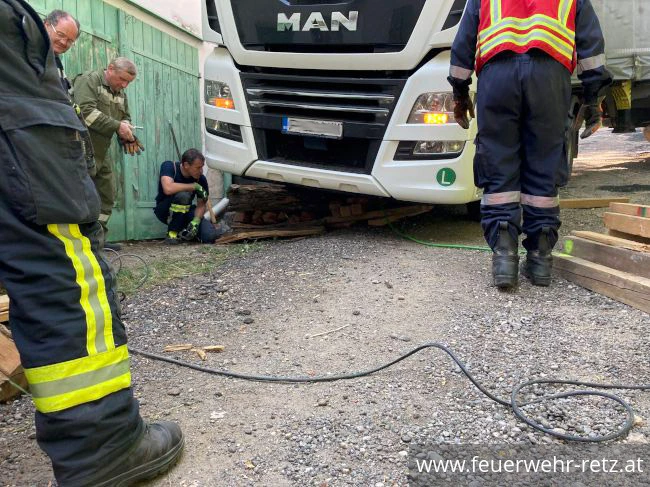 Foto 5, 10.08.2020, Technischer Einsatz - Bergung eines LKW
