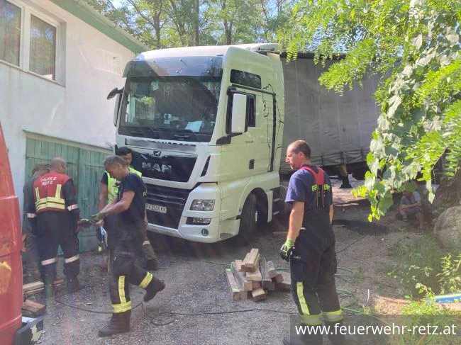 Foto 7, 10.08.2020, Technischer Einsatz - Bergung eines LKW