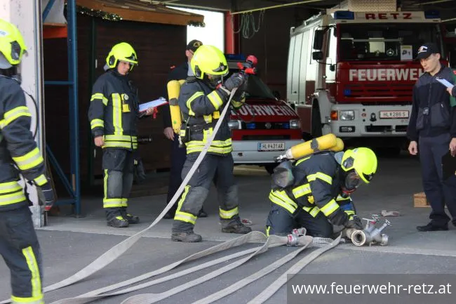 Foto 7, 16.04.2018, Ausbildungsprüfung Atemschutz - Gratulation an die FF-Kameraden