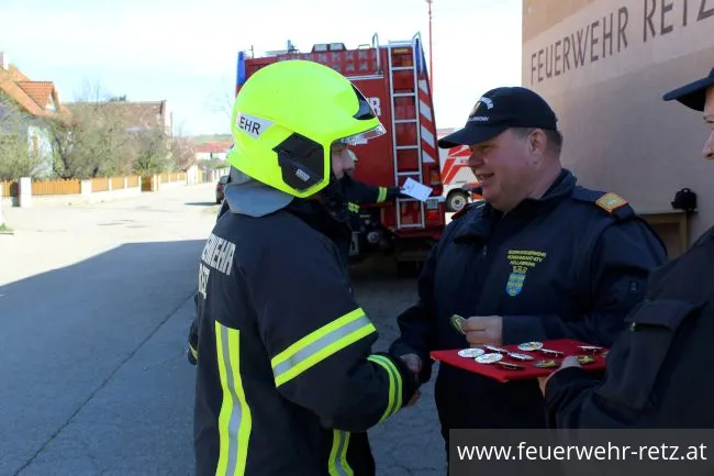 Foto 8, 16.04.2018, Ausbildungsprüfung Atemschutz - Gratulation an die FF-Kameraden