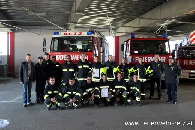 Foto 9, 16.04.2018, Ausbildungsprüfung Atemschutz - Gratulation an die FF-Kameraden