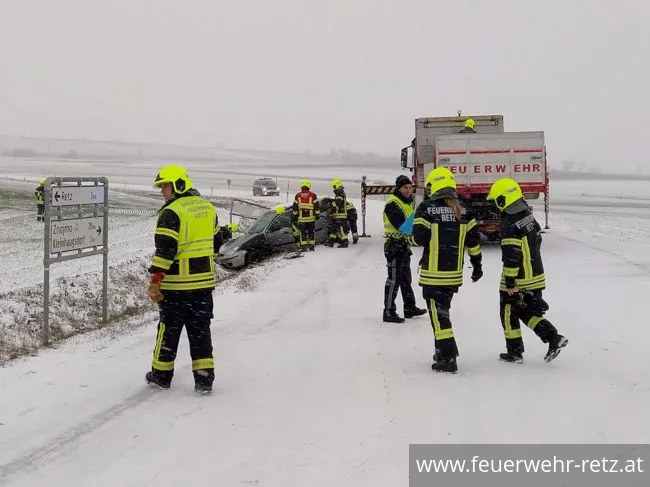 Foto 2, 15.12.2018, Technischer Einsatz - Fahrzeugbergung Foto 2, 15.12.2018, Technischer Einsatz - Fahrzeugbergung