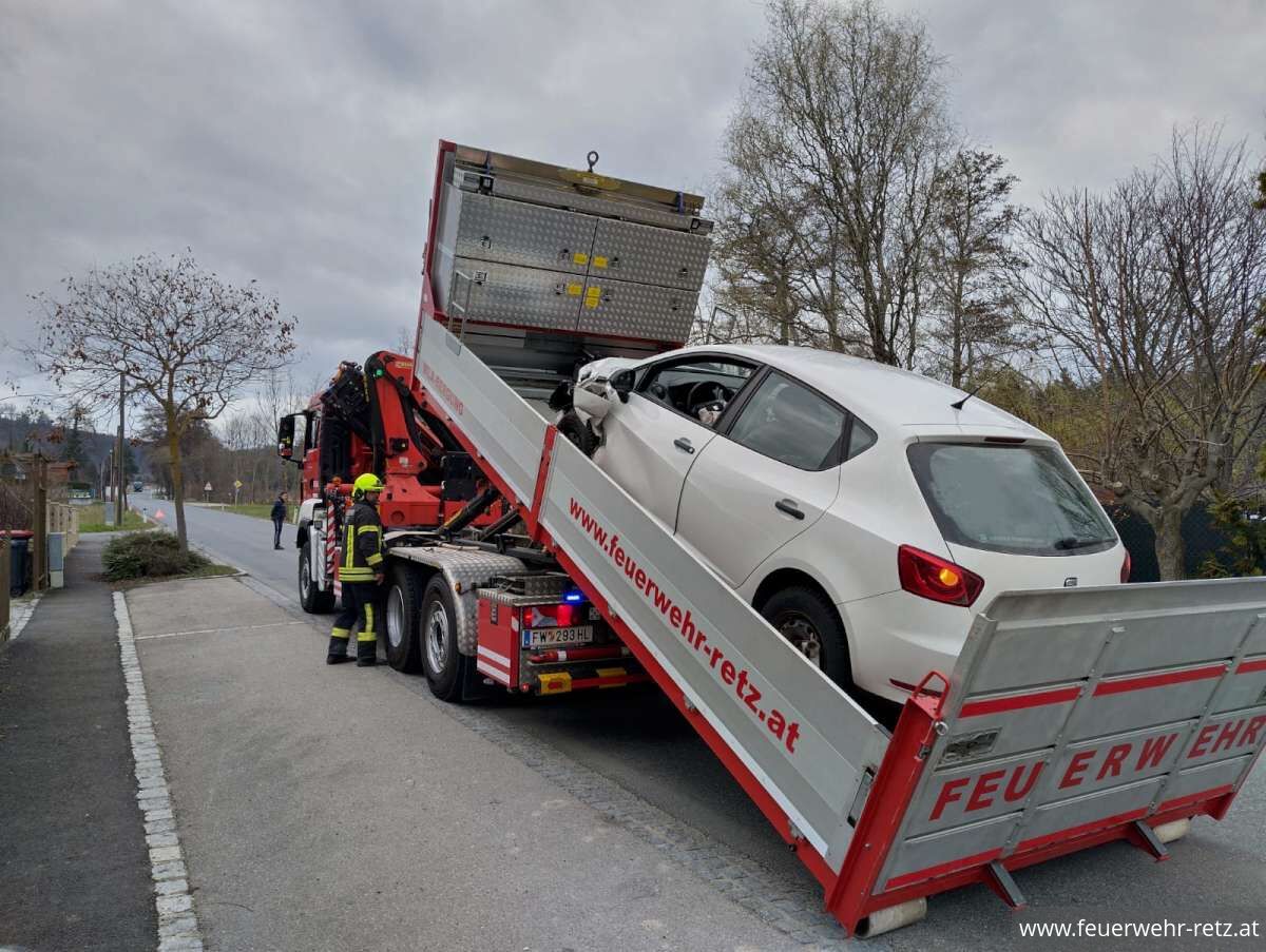 Foto 2, 23.02.2024, Technischer Einsatz - PKW-Bergung Foto 2, 23.02.2024, Technischer Einsatz - PKW-Bergung
