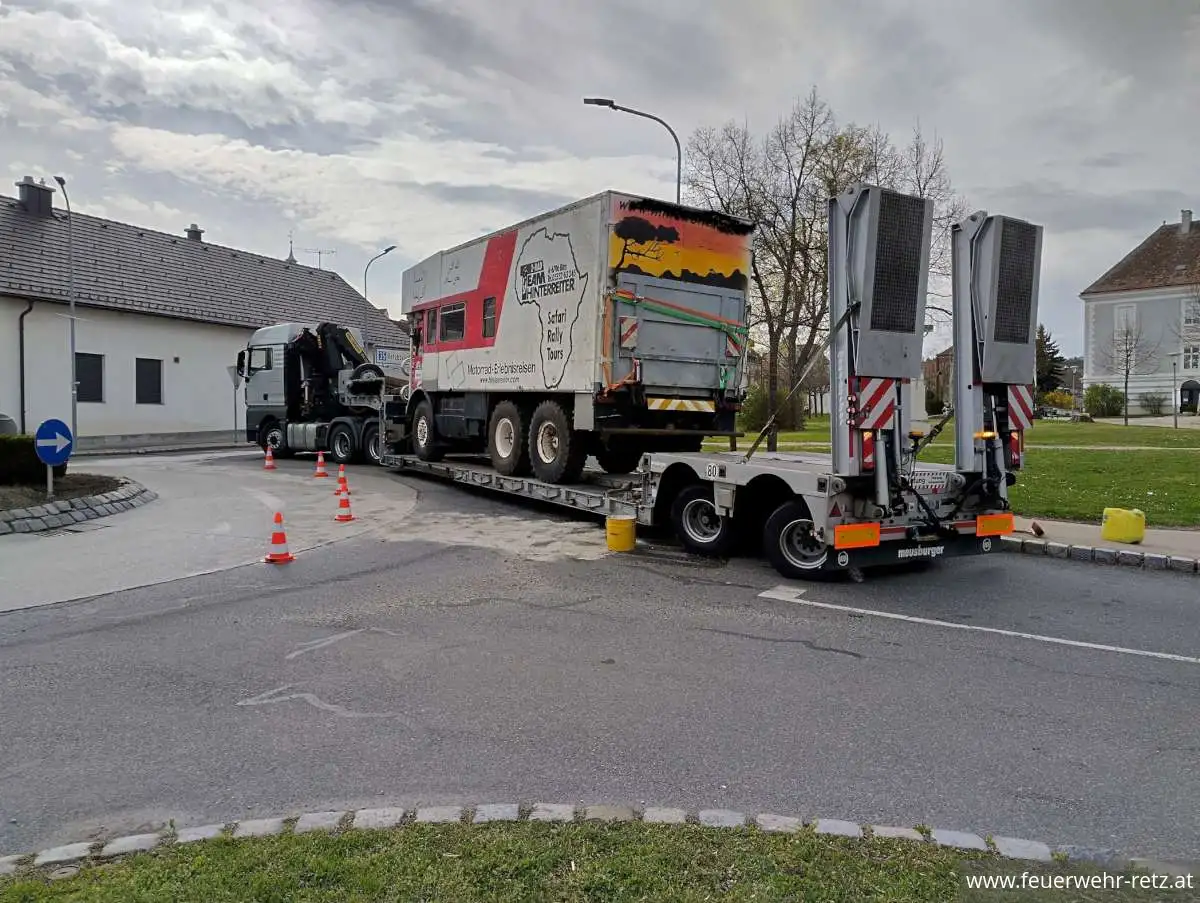 Foto 4, 18.04.2025, Schadstoffeinsatz - Binden einer Ölspur