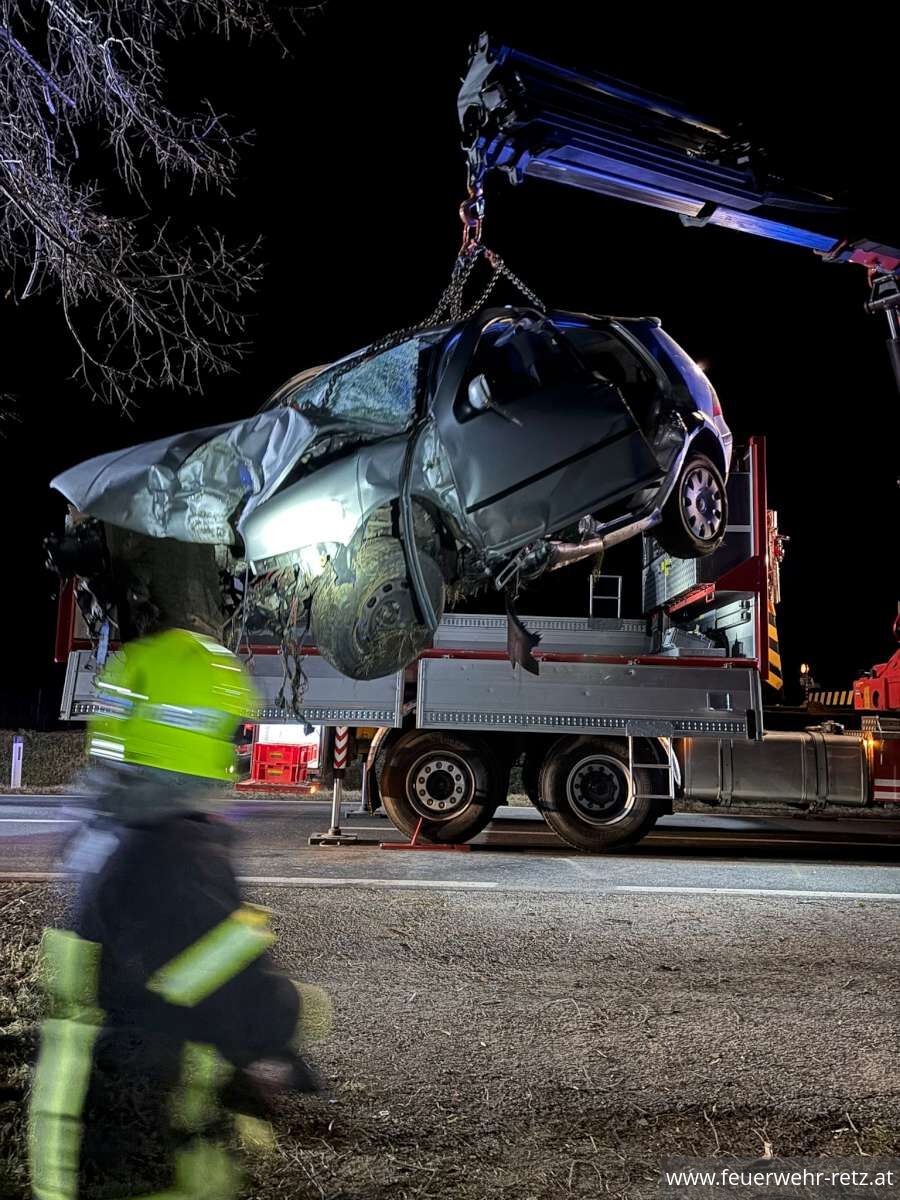 Foto 3, 04.02.2025, Technischer Einsatz - Verkehrsunfall mit eingeklemmter Person Foto 3, 04.02.2025, Technischer Einsatz - Verkehrsunfall mit eingeklemmter Person
