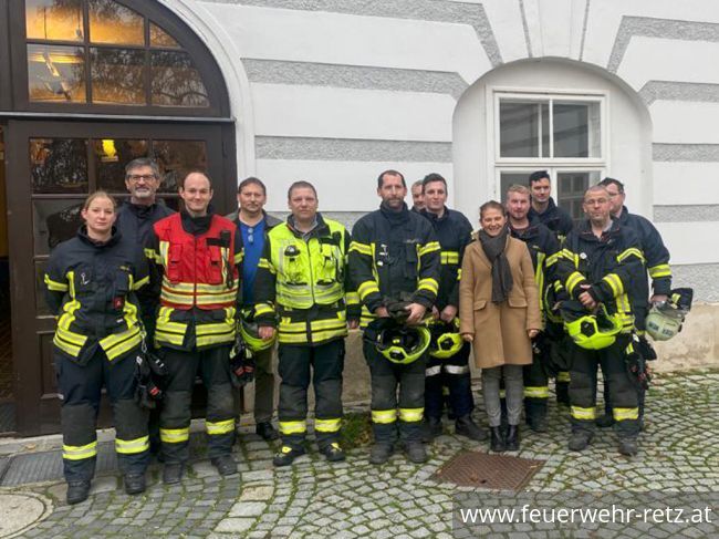 Foto 1, 05.12.2022, Evakuierungsübung in der Volksschule Retz - Schüler bestens für den Ernstfall gerüstet