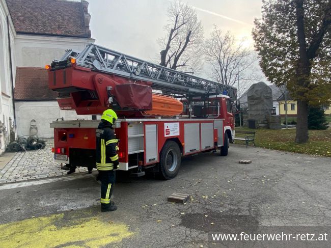 Foto 2, 05.12.2022, Evakuierungsübung in der Volksschule Retz - Schüler bestens für den Ernstfall gerüstet