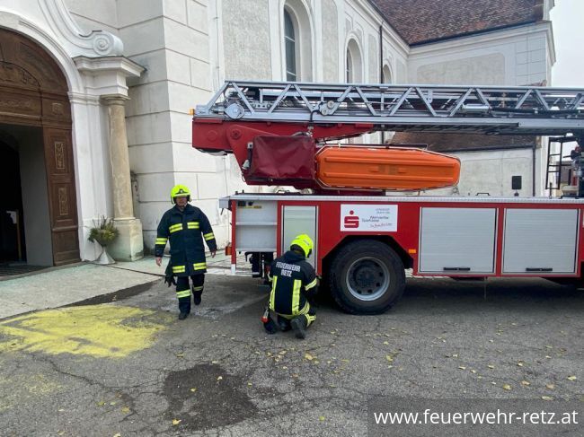 Foto 3, 05.12.2022, Evakuierungsübung in der Volksschule Retz - Schüler bestens für den Ernstfall gerüstet