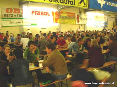 Feuerwehrhalle mit Besucher