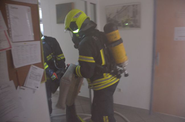 Foto 15, 26.03.2018, Übung in Betreuungseinrichtung - Zimmerbrand im Werkstättenbereich